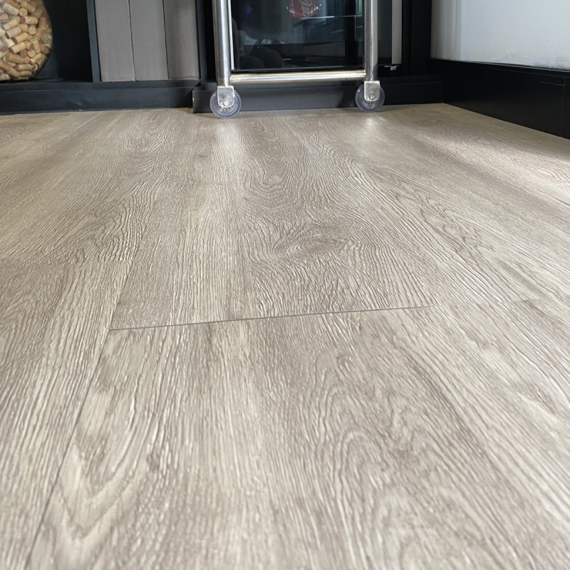 Piso Vinílico Graddus Linha Residence Classic Gray 2mm x 22,86cm x 121,92cm