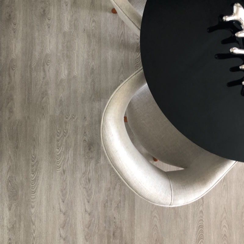 Piso Vinílico Graddus Linha Trend Greige 3mm x 22,86cm x 121,92cm